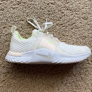 Women’s 6 Nike shoes. Excellent used condition. Worn twice.